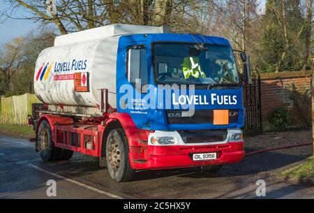 BUCKINGHAM, Großbritannien - 15. Februar 2018. Lovell Brennstoffe Heizöl Lieferung. Ein Tankwagen, der Heizöl (Kerosin) liefert und einen Öltank füllt Stockfoto