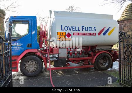 BUCKINGHAM, Großbritannien - 15. Februar 2018. Lovell Brennstoffe Öltanker LKW liefert Heizöl (Kerosin) zu einem ländlichen Haus in Großbritannien Stockfoto