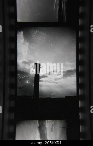 Feine 70er Jahre Vintage Kontakt Print schwarz-weiß Fotografie des Flugsicherungsturms in den schönen bewölkten Himmel. Stockfoto