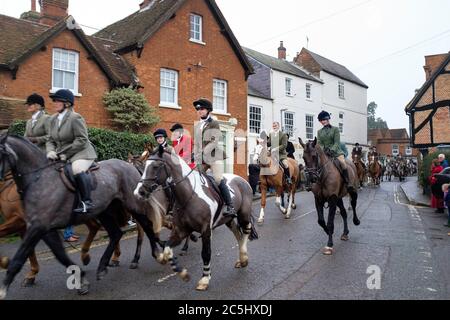 WINSLOW, Großbritannien - 26. Dezember 2018. Mädchen reiten Pferde Fuchs Jagd in der traditionellen Boxing Day Jagd Stockfoto