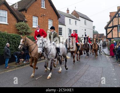 WINSLOW, Großbritannien - 26. Dezember 2018. Männer und Frauen reiten auf dem Pferderücken bei einer traditionellen Fuchsjagd am zweiten Weihnachtsfeiertag in England Stockfoto