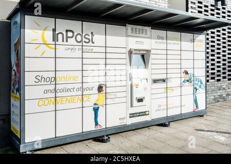 MILTON KEYNES, GROSSBRITANNIEN - 12. FEBRUAR 2020. InPost locker, eine automatisierte Paketabgabebox mit Sitz auf einem Parkplatz in Milton Keynes, Großbritannien Stockfoto