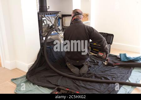 BUCKINGHAM, Großbritannien - 20. April 2020. Moderner Schornsteinfeger-Kehrkamin mit einem Rauchabzug in einem Haus, Großbritannien Stockfoto