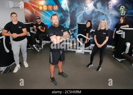 Haverhill, Suffolk, Großbritannien. 3. Juli 2020 der britische Premierminister Boris Johnson hat heute angekündigt, dass Fitnessstudios in zwei Wochen wieder geöffnet werden können. Das Team des unabhängigen Fitnessstudios Real Bodies in Haverhill bei Cambridge bereitet sich auf die Wiedereröffnung vor. Besitzer Lee Button und sein Team arbeiten hart daran, dass das Fitnessstudio ein sicherer und gepflegter Bereich ist. Kredit: Headlinephoto/Alamy Live Nachrichten Stockfoto