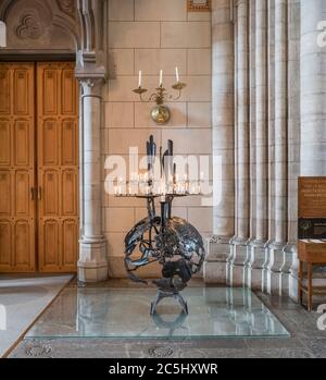 Kerzen angezündet. Der Innenraum der Kathedrale von Uppsala (Domkyrka). Uppsala, Schweden, Skandinavien. Stockfoto