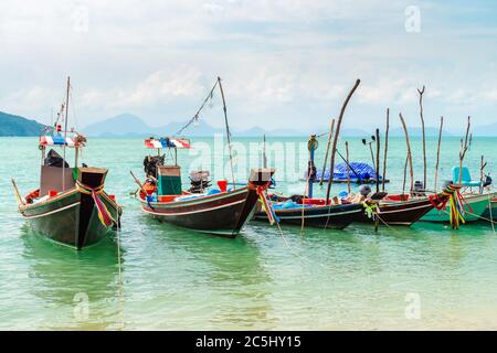 Authentische Thai lange Schwanz Fischerboote dockten an Thong Krut Strand an einem Tag, Koh Samui, Thailand Stockfoto