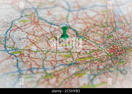 Flache Ansicht eines blauen Stecknadels im Herzen der englischen Hauptstadt. Stockfoto