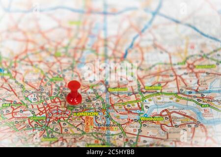 Flache Ansicht eines blauen Stecknadels im Herzen der englischen Hauptstadt. Stockfoto