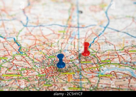 Flache Ansicht eines blauen Stecknadels im Herzen der englischen Hauptstadt. Stockfoto