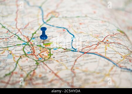 Sehr geringer Fokus eines blauen Stecknadels in der Universitätsstadt Oxford, England. Zeigt Kartendetails und Straßen dieser berühmten Stadt. Stockfoto
