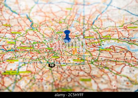 Flache Ansicht eines blauen Stecknadels im Herzen der englischen Hauptstadt. Stockfoto