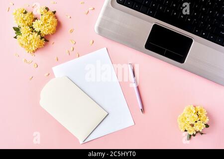 Home Office Schreibtisch mit Laptop, Notebook, rosa Tisch. Flach lag, Draufsicht minimal Frauen, Mädchen Hintergrund. Stockfoto