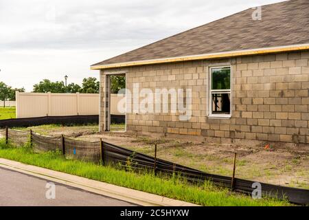 Neubau in West-Zentral-Florida von Fundamenten, Blockarbeiten, Rahmung, Elektro-, Sanitär-, HLK-und Einstellung Traversen. Stockfoto