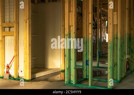 Neubau in West-Zentral-Florida von Fundamenten, Blockarbeiten, Rahmung, Elektro-, Sanitär-, HLK-und Einstellung Traversen. Stockfoto