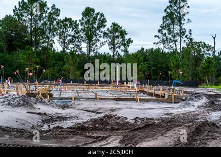 Neubau in West-Zentral-Florida von Fundamenten, Blockarbeiten, Rahmung, Elektro-, Sanitär-, HLK-und Einstellung Traversen. Stockfoto