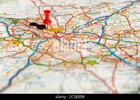 Flacher Fokus der Hauptstadt Schottland, gesehen mit einem roten Push-Pin. Stockfoto