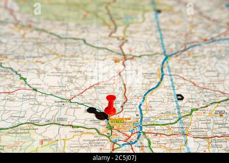 Flacher Fokus einer roten Stecknadel in dieser historischen, westlichen Landstadt in England. Stockfoto