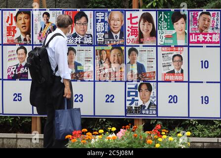 Tokio, Japan. Juli 2020. Ein Mann prüft Kandidaten für die Gouverneurswahl in Tokio auf einem Vorstand am Freitag, den 3. Juli 2020. Die Gouverneurswahl in Tokio findet am 5. Juli statt. Quelle: Yoshio Tsunoda/AFLO/Alamy Live News Stockfoto