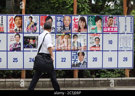 Tokio, Japan. Juli 2020. Ein Mann prüft Kandidaten für die Gouverneurswahl in Tokio auf einem Vorstand am Freitag, den 3. Juli 2020. Die Gouverneurswahl in Tokio findet am 5. Juli statt. Quelle: Yoshio Tsunoda/AFLO/Alamy Live News Stockfoto