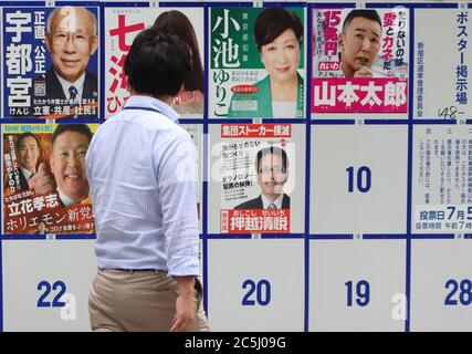 Tokio, Japan. Juli 2020. Ein Mann prüft Kandidaten für die Gouverneurswahl in Tokio auf einem Vorstand am Freitag, den 3. Juli 2020. Die Gouverneurswahl in Tokio findet am 5. Juli statt. Quelle: Yoshio Tsunoda/AFLO/Alamy Live News Stockfoto