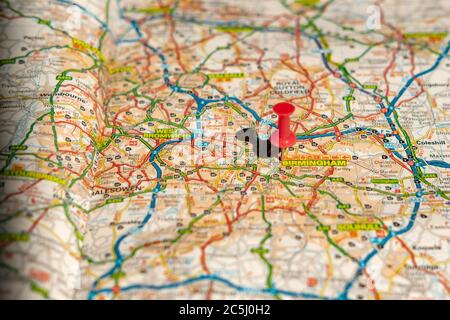 Flacher Fokus einer der größten Städte Großbritanniens, gesehen mit einem Stecknadel im Stadtzentrum. Stockfoto