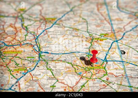 Flacher Fokus einer roten Stecknadel in diesem historischen englischen Stadtzentrum. Stockfoto