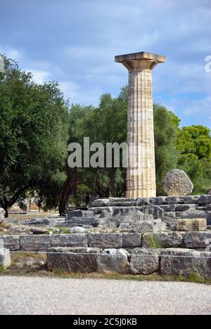 Griechenland Olympia, alte Ruinen des Tempels des Zeus, es wichtigste Gebäude in der Altis in Olympia, Geburtsort der olympischen Spiele Stockfoto