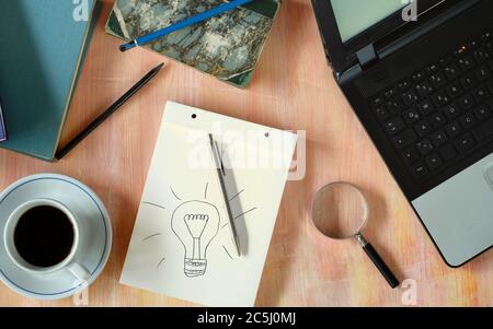homeoffice Arbeitsplatz, mit Computer, Bücher, Bürobedarf und Kaffee, E-Learning, Lockdown Corona Virus, flach legen. Stockfoto