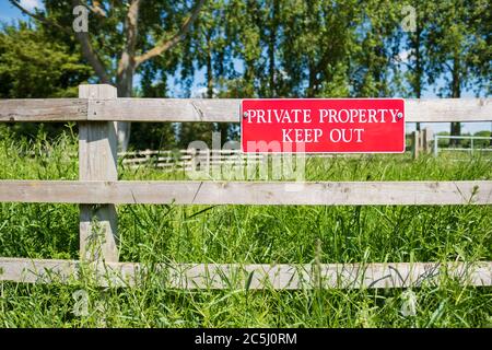 Flacher Fokus eines neu installierten Private Property-Schildes auf einem Zeitzaun in der Nähe des Eingangs zu einem privaten Paddock gesehen. Stockfoto