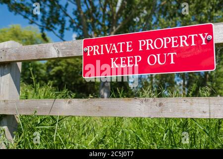 Flacher Fokus eines neu installierten Private Property-Schildes auf einem Zeitzaun in der Nähe des Eingangs zu einem privaten Paddock gesehen. Stockfoto