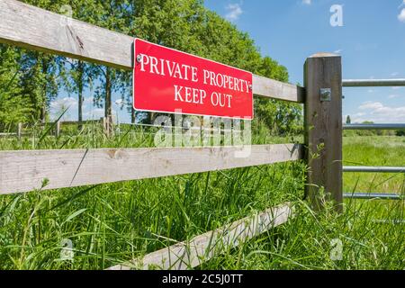 Flacher Fokus eines neu installierten Private Property-Schildes auf einem Zeitzaun in der Nähe des Eingangs zu einem privaten Paddock gesehen. Stockfoto