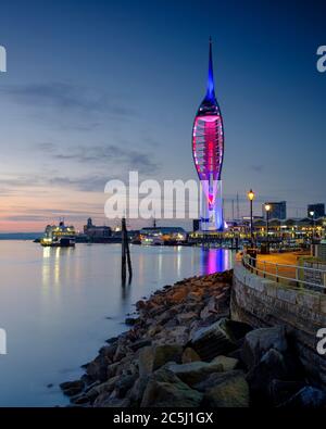 Portsmouth, Großbritannien - 9. Mai 2020: Sonnenuntergang über Portsmouth Harbour von Old Portsmouth mit dem Spinnaker Tower beleuchtet zu Ehren des NHS in der CoVid1 Stockfoto