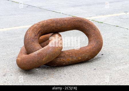 Rostende Glieder der Ankerkette Stockfoto