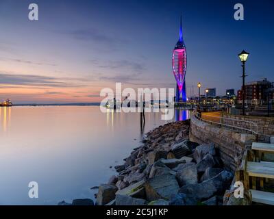 Portsmouth, Großbritannien - 9. Mai 2020: Sonnenuntergang über Portsmouth Harbour von Old Portsmouth mit dem Spinnaker Tower beleuchtet zu Ehren des NHS in der CoVid1 Stockfoto