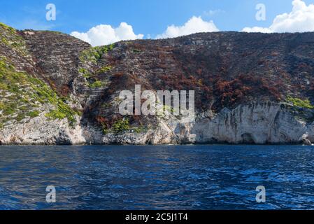 Blaue Höhlen und blaues Wasser des Ionischen Meeres auf der Insel Zakynthos in Griechenland und Sehenswürdigkeiten. Felsen im klaren blauen Meer Stockfoto