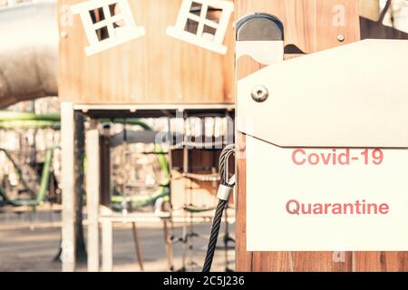 Quarantänewerbung auf einem leeren Spielplatz im Park. Selbstisolierung und Quarantäne bei einer Pandemie. Stockfoto