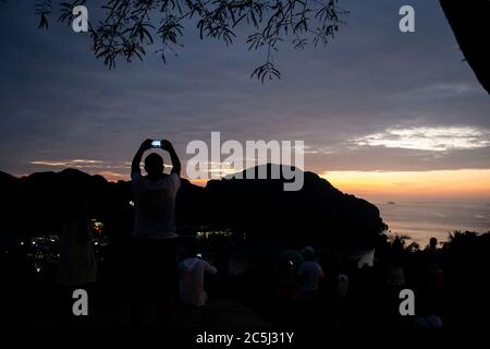 Menschen beobachten Koh Phi Phi Aussichtspunkt bei Sonnenuntergang, Thailand Stockfoto