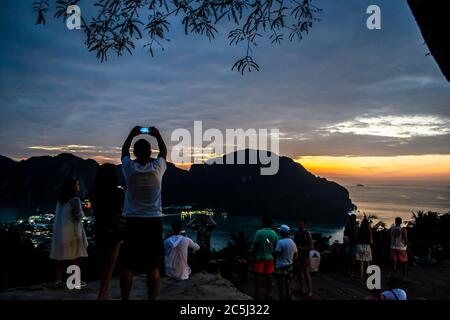 Menschen beobachten Koh Phi Phi Aussichtspunkt bei Sonnenuntergang, Thailand Stockfoto