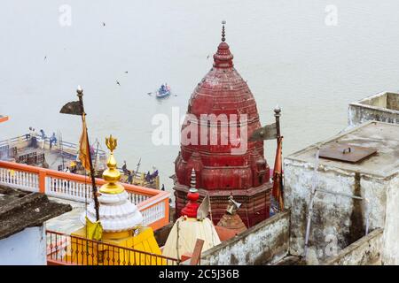 Varanasi, Uttar Pradesh, Indien : Hochwinkelansicht des Baba Mashan Nath Tempels am Manikarnika Ghat Einäscherungsort am Fluss Ganges. Stockfoto