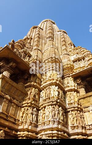 Khajuraho, Madhya Pradesh, Indien : niedriger Winkel des Hauptturms des Vishvanatha Temple Teil der westlichen Gruppe des UNESCO-Welterbes K Stockfoto
