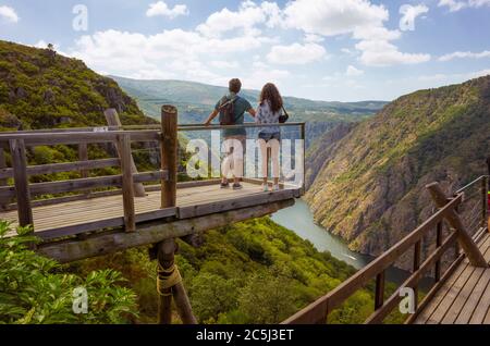 Parada de Sil, Provinz Orense, Galicien, Spanien : Touristen stehen auf den Holzwegen des Aussichtspunktes O Castro über der Schlucht des Flusses Sil in Ribe Stockfoto