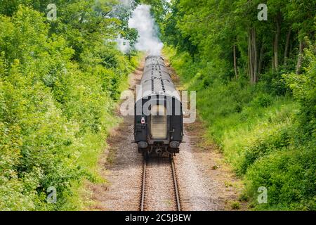 Eisenbahnbrücke Ansicht einer berühmten, britischen Dampflokomotive gesehen ziehen eine Reihe von Pkw entlang einer einzigen Spur. Stockfoto