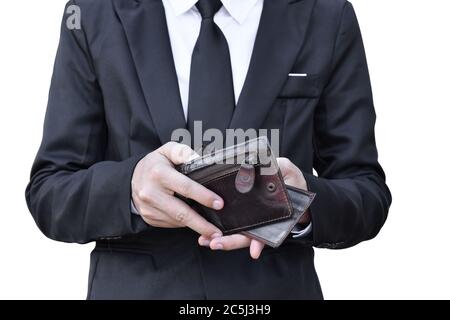 Nahaufnahme des Geschäftsmannes zählt das Einkommen oder Gehalt auf Leder-Brieftasche. Isoliert auf weißem Hintergrund mit Beschneidungspfad. Stockfoto