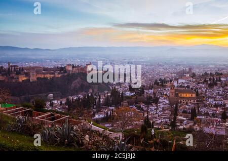 Granada, Spanien - 17. Januar 2020: Alhambra-Palast und Unesco-Liste der Albaicin-Viertel bei Sonnenuntergang vom Aussichtspunkt San Miguel Alto aus gesehen. Stockfoto