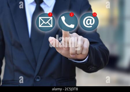 Geschäftsmann, der das Symbol für den virtuellen Kontakt wählt. KONTAKT (Customer Support Hotline People connect ) Stockfoto