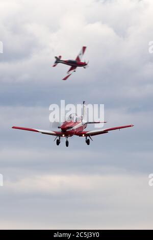 Zwei Pilatus PC-9A Trainer Flugzeuge von der Royal Australian Air Force (RAAF) Roulettes Formation Kunstflugvorstellung Team auf dem Anflug auf Avalon landen Stockfoto