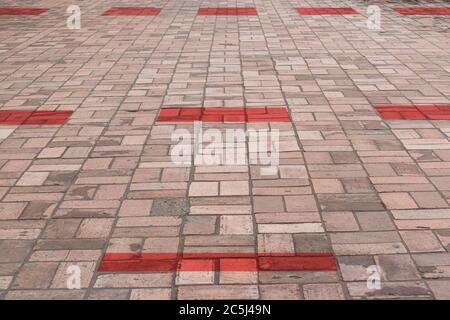 Neue normale, stehende Markierung auf dem Boden für soziale Distanzierung. Konzept des öffentlichen Raums, der Distanz übt. Stockfoto