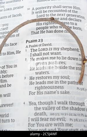 Die Heilige Bibel wurde in Psalm 23 mit einem kleinen Stab eröffnet. In den Versen 1, 2, 3 und 4 hervorgehoben. Nahaufnahme. Vertikale Aufnahme. Stockfoto