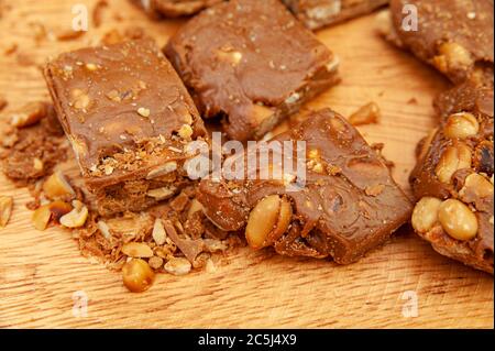 Typisch brasilianische Süßigkeiten - "Pé de Moleque" (wörtlich "Brat's Foot" auf Portugiesisch) ist eine traditionelle brasilianische Süßigkeiten. Stockfoto