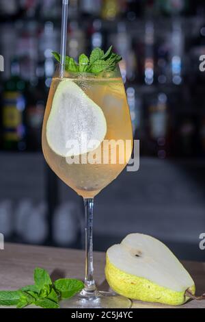 Erfrischende Sommercocktails mit einer Scheibe Limette. Alkoholisches Getränk. Garniert mit einem Zweig aus Minze, Zitrus und Eiswürfeln. In der Bar. Vordergrund. Stockfoto